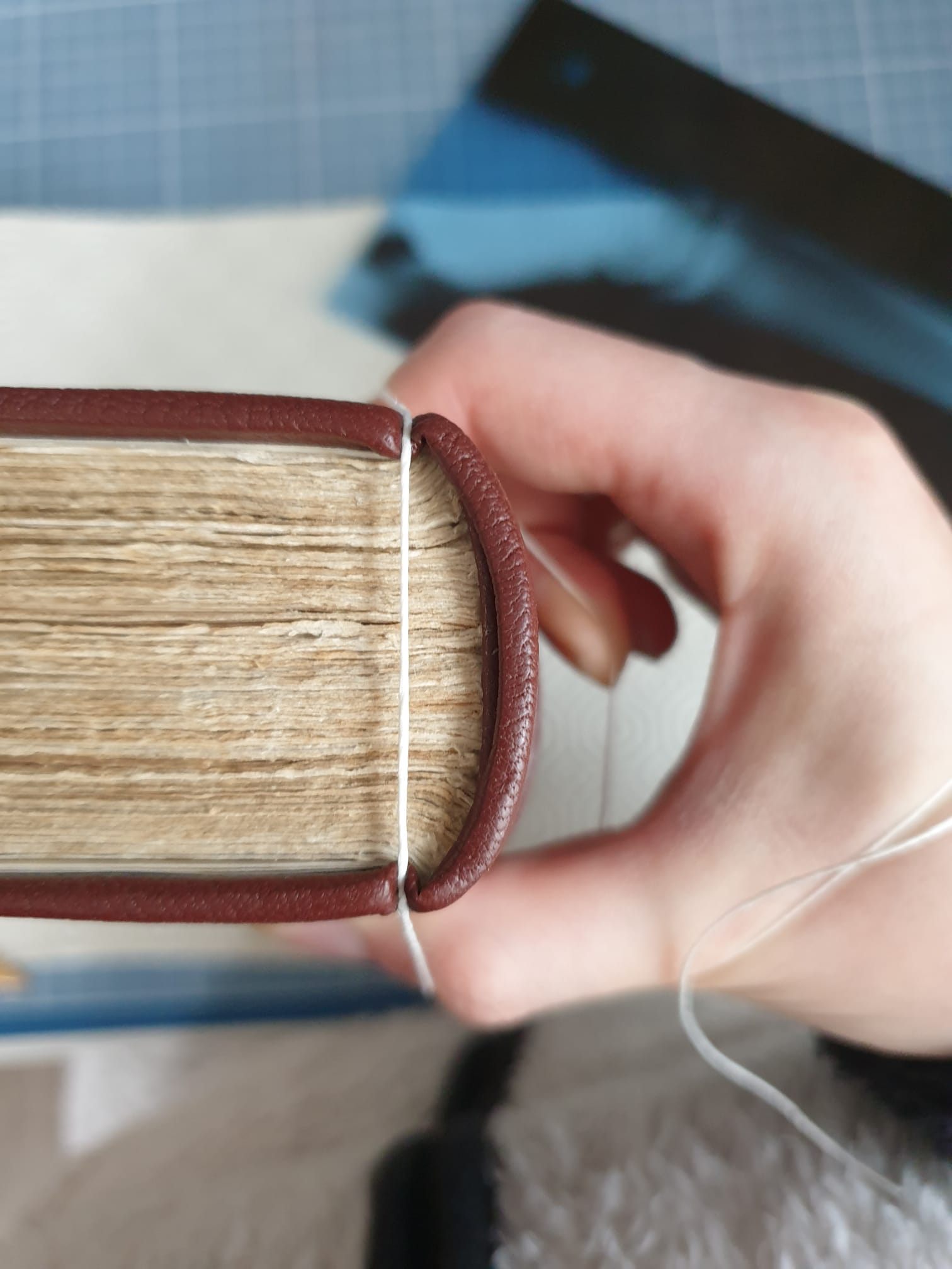 Détail de livre ancien et couture de reliure